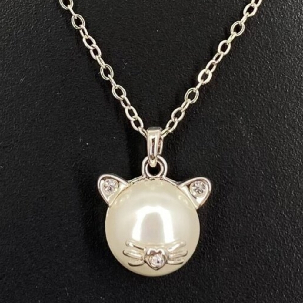 🥳2/$35🥳 BNWT Pearl Cat Pendant Necklace in Silver